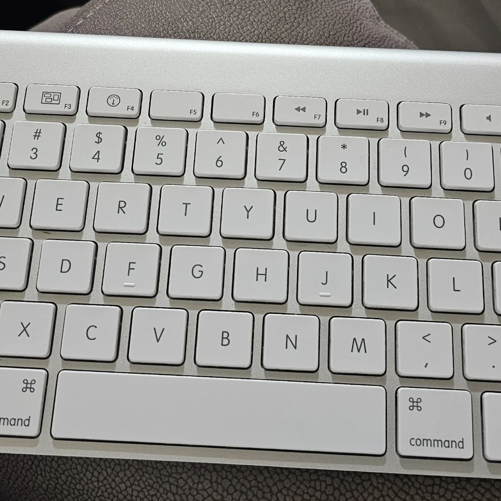 Original Apple Magic Keyboard (1) Bluetooth Wireless Model A1314 *Genuine Apple*